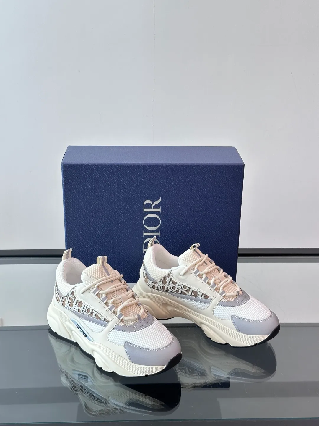 Factory price: 480💰 ◾️▫️Dior D®️ x 🆕 (high version) B22 men's jogging fashion sneakers, this single product draws inspiration from retro jogging shoes. It adopts a thick low-top design, with an upper made of black cow leather and mesh fabric, and a black and white engraved rubber sole. Black mesh fabric tongue and heel counters complement black laces, with an embossed "Di~r" logo embellishment on the side. These sneakers can be mixed and matched with a classic suit for a sporty chic look! Size: 39-45 (38, 46, 47 can be customized)